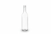 Bouteille en verre transparent de 75cl, forme bordelaise, sur fond blanc