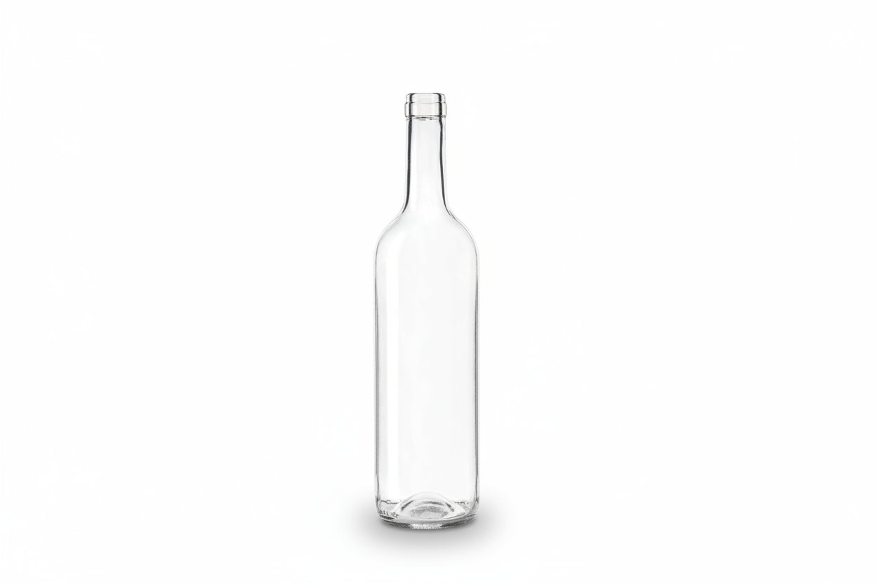 Bouteille en verre transparent de 75cl, forme bordelaise, sur fond blanc