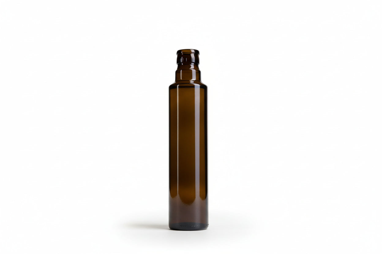 Bouteille en verre ambré cylindrique vide, 250 ml, sur fond blanc, pour huiles ou vinaigres.