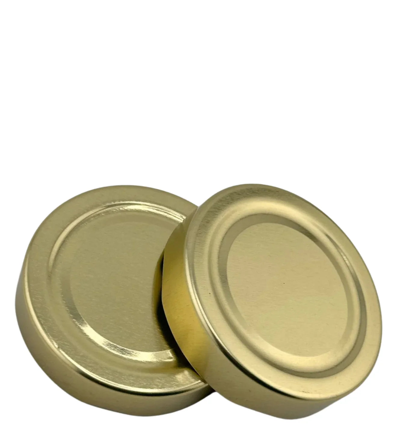 Deux couvercles Twist-Off 82 mm dorés pour bocaux en verre, vue rapprochée.