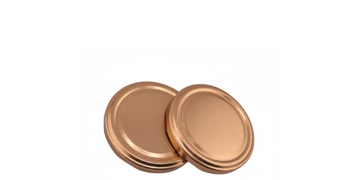 Deux couvercles twist-off 77 mm couleur bronze pour bocaux en verre, sur fond blanc.