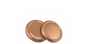Deux couvercles twist-off 77 mm couleur bronze pour bocaux en verre, sur fond blanc.