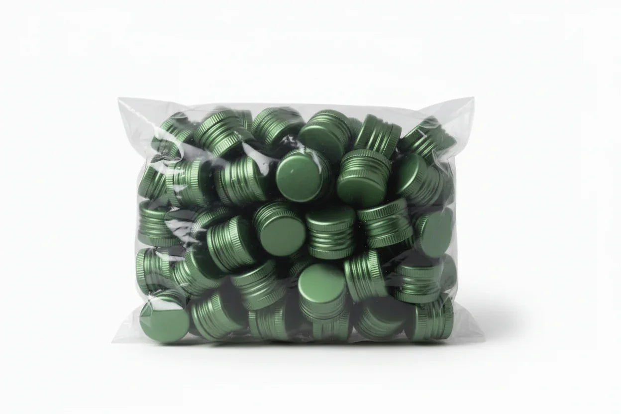 Sachet transparent de bouchons verts à vis pour bouteilles en verre, fond blanc
