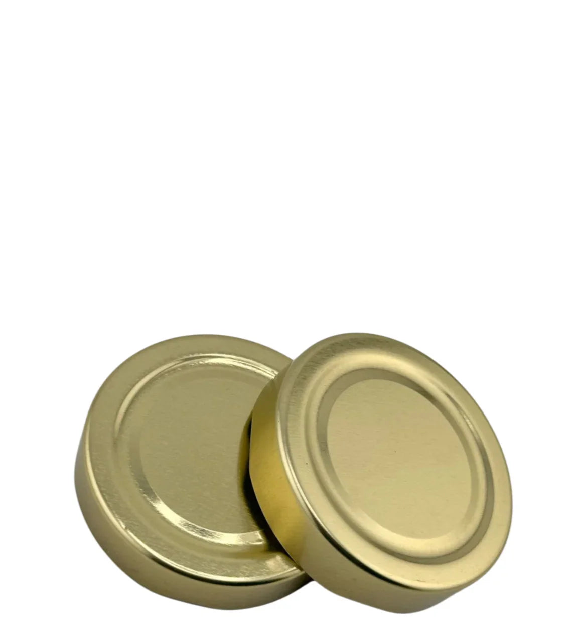 Deux couvercles métalliques dorés twist-off pour bocaux en verre, fond blanc.